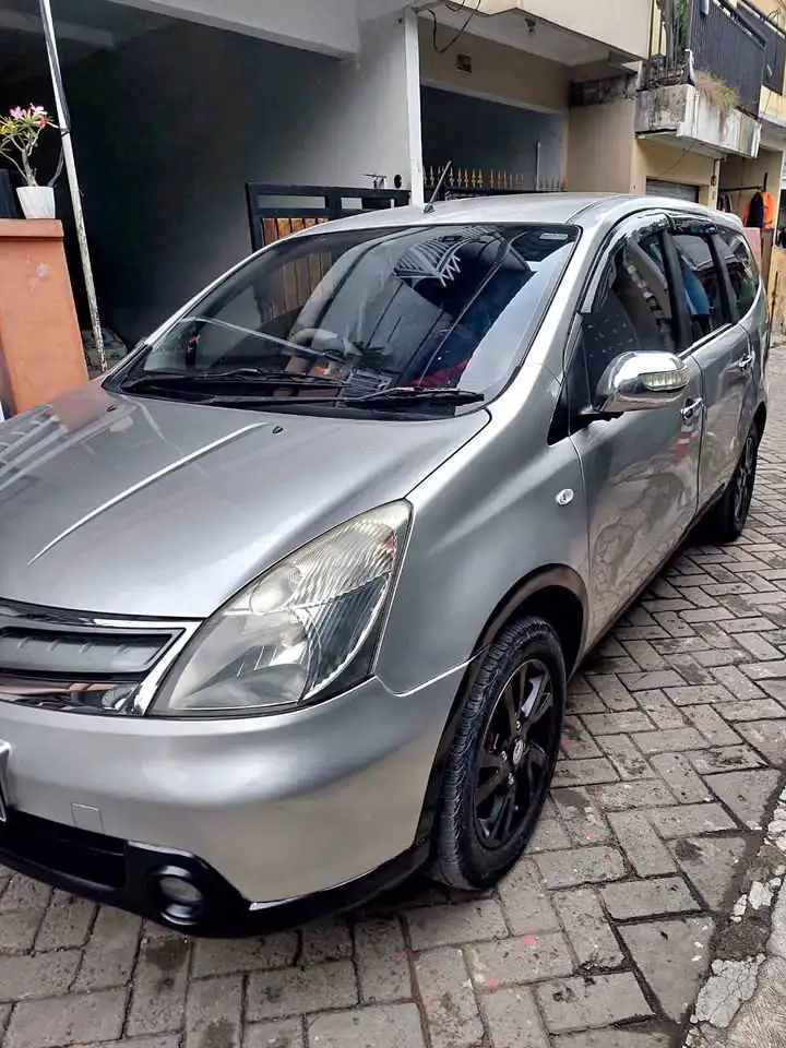 Nissan grand livina SV tahun 2013 (matic)