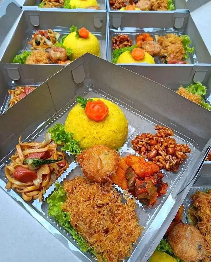 Nasi kuning box / nasi goreng box