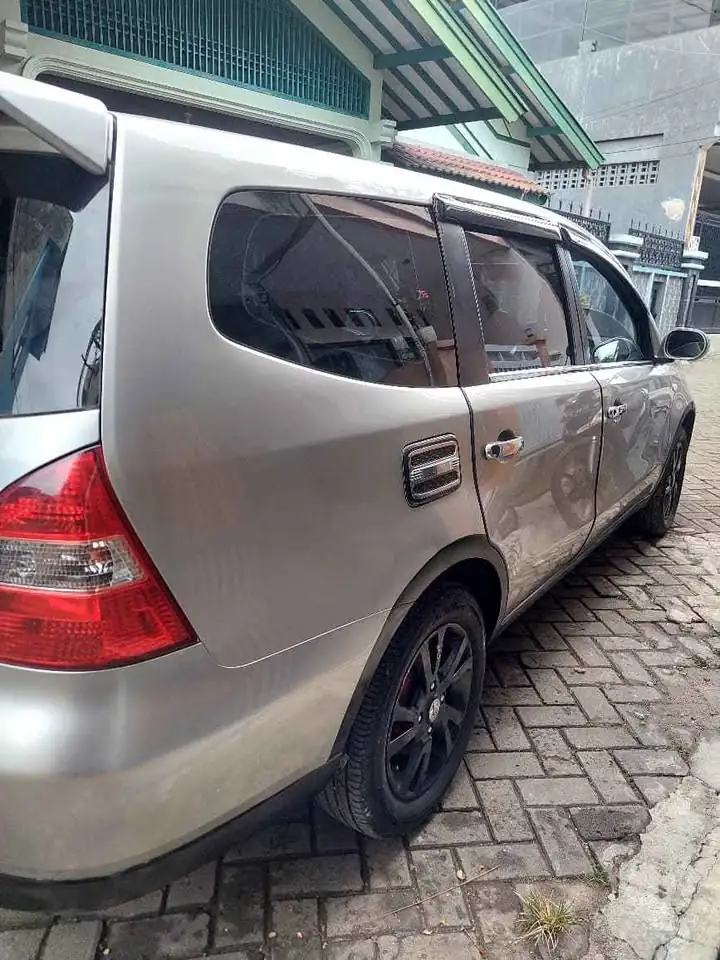 Nissan grand livina SV tahun 2013 (matic)