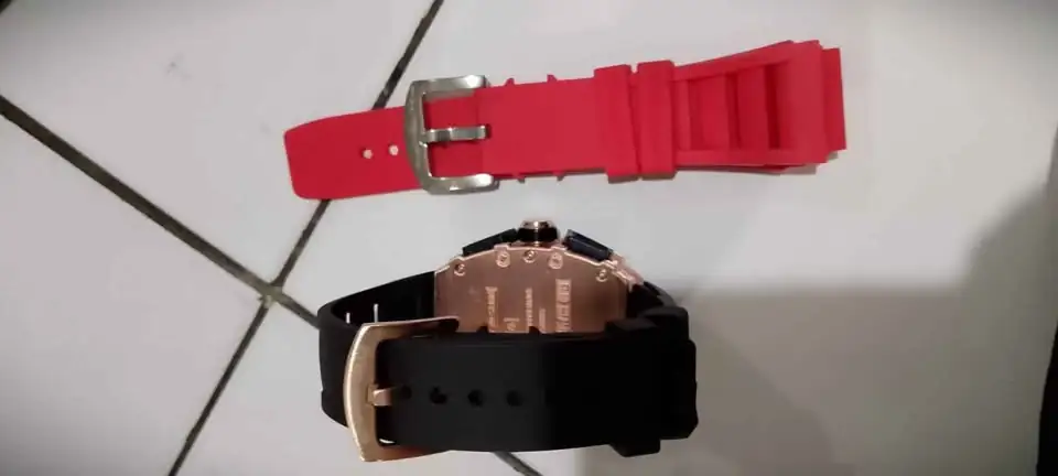 Jam tangan lengkap dgn Tali cadangan dan kotaknya