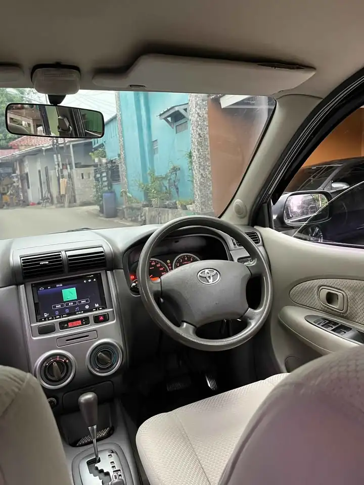 Mobil Toyota Avanza S AT 2010