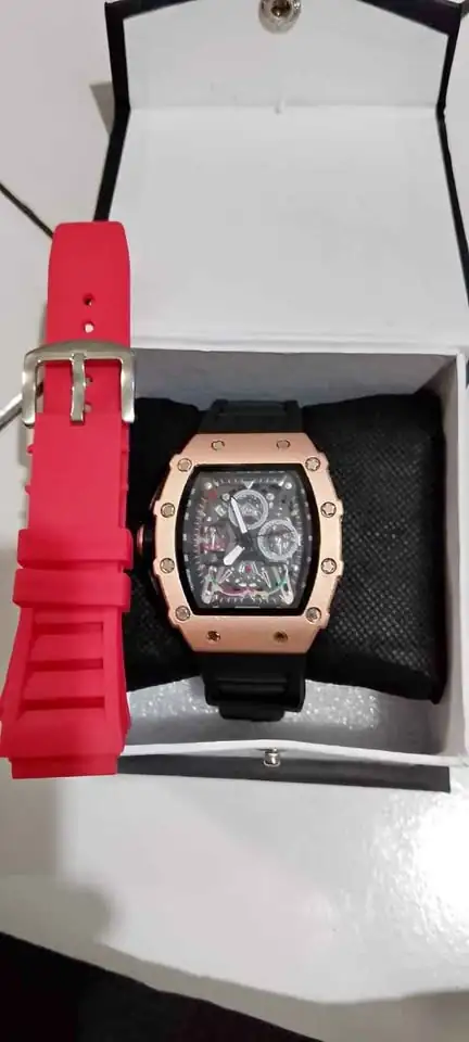 Jam tangan lengkap dgn Tali cadangan dan kotaknya