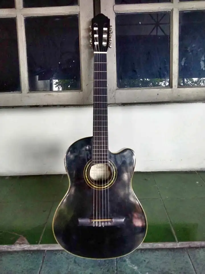 Gitar Klasik Merk Lucero Mulus