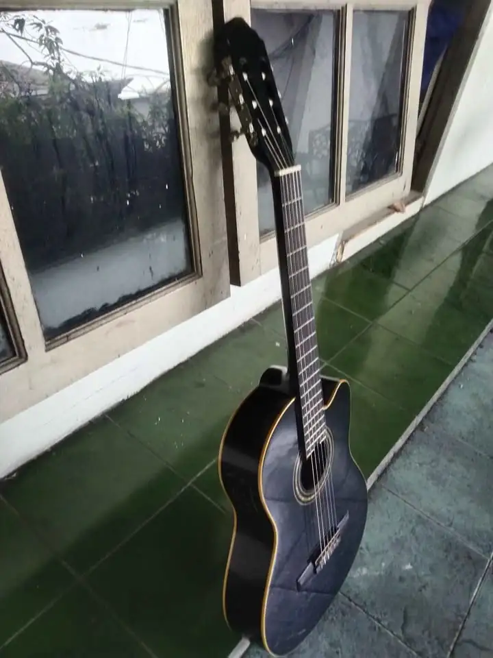 Gitar Klasik Merk Lucero Mulus