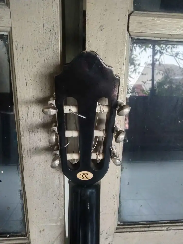 Gitar Klasik Merk Lucero Mulus