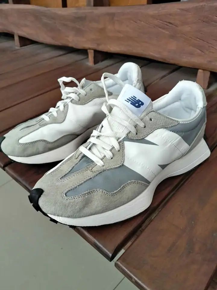 Sepatu NB 327 Very Good Condition
