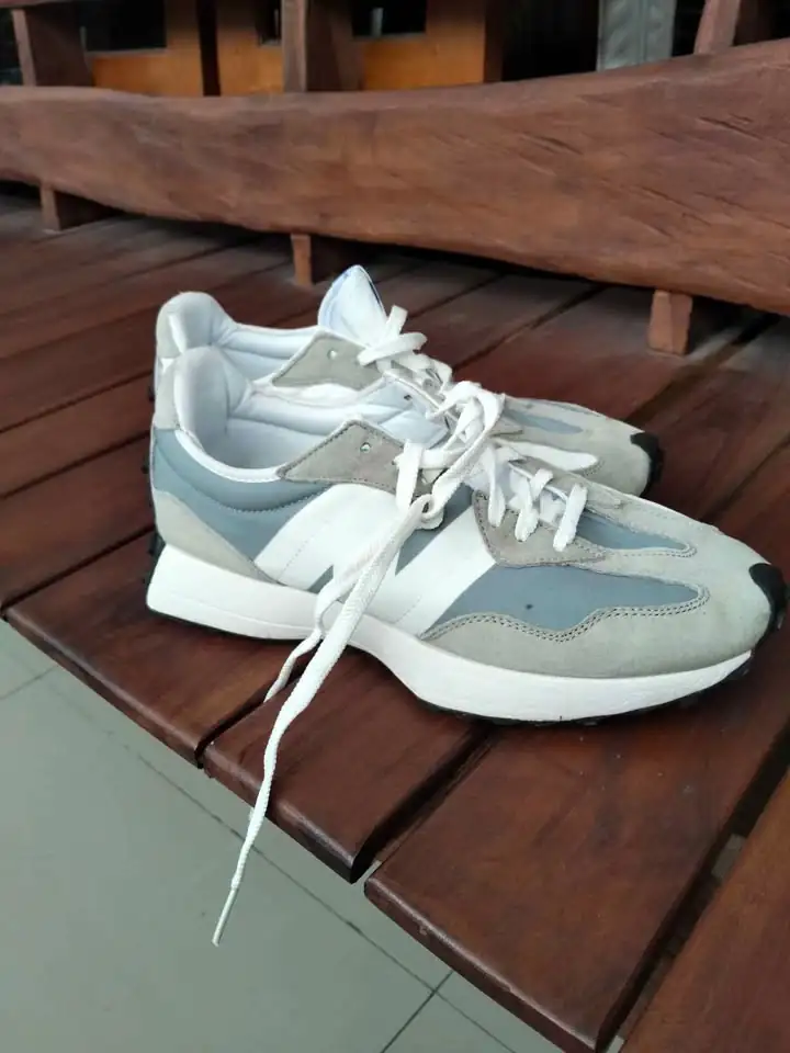 Sepatu NB 327 Very Good Condition