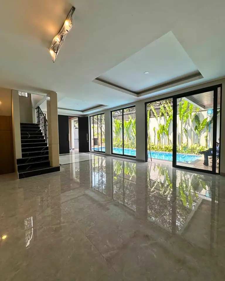 7 KT 5 KM Rumah Mewah Hook di Pondok Indah