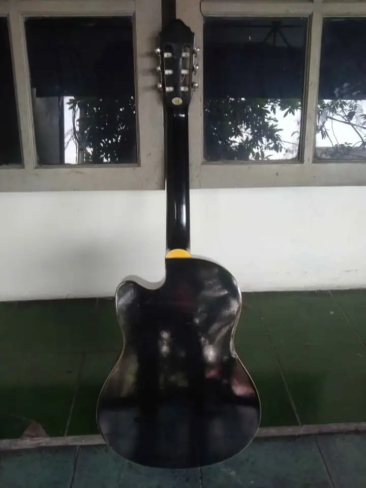 Gitar Klasik Merk Lucero Mulus