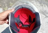 Helm skupi putih ori berlogo