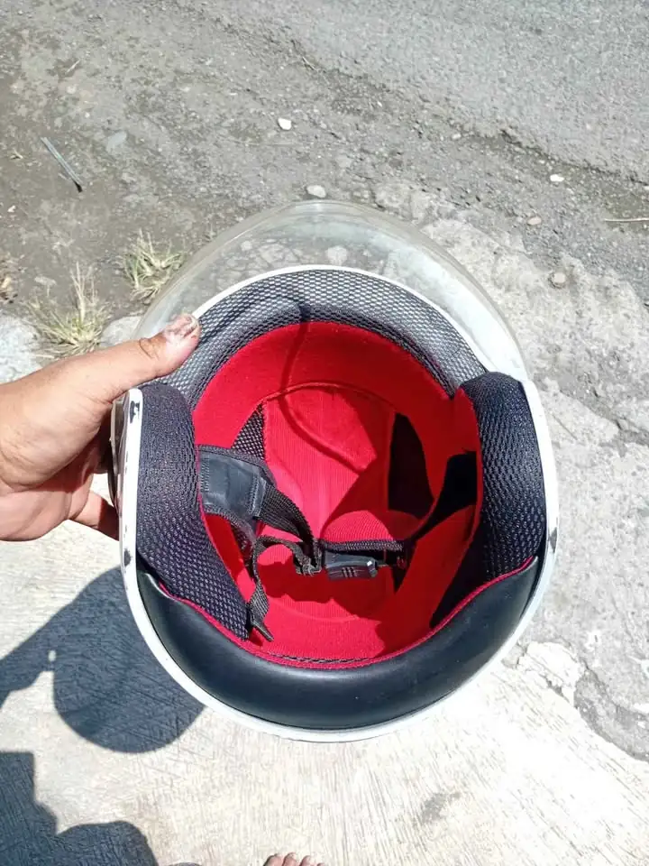 Helm skupi putih ori berlogo