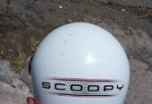 Helm skupi putih ori berlogo