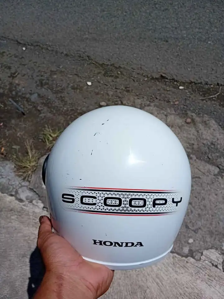 Helm skupi putih ori berlogo