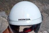 Helm skupi putih ori berlogo