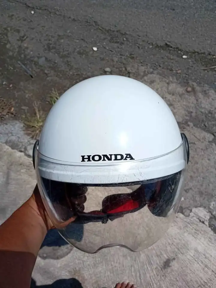 Helm skupi putih ori berlogo