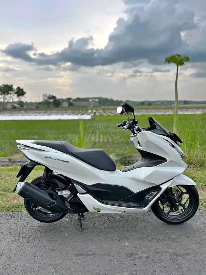 Honda pcx abs warna putih tahun 2023