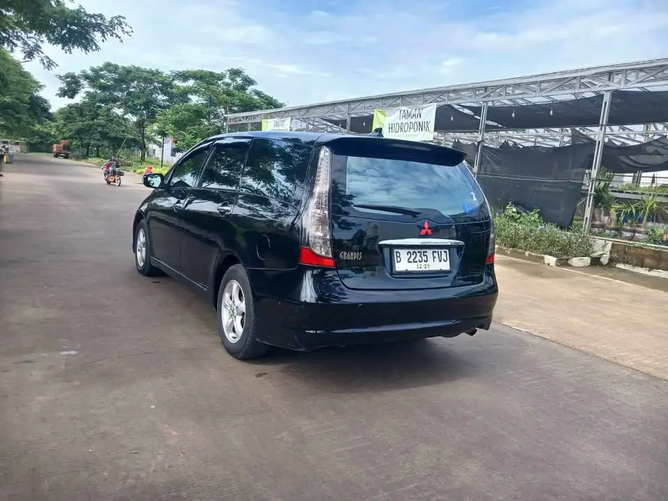 2005 Mitsubishi grandis