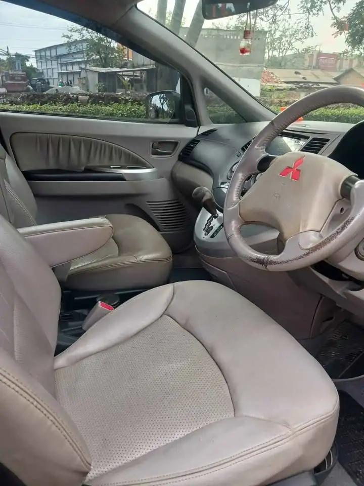 2005 Mitsubishi grandis