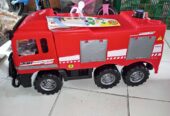 Mainan anak truk naik pemadam
