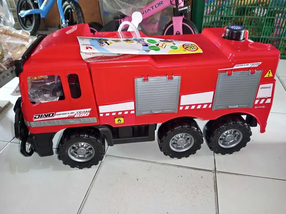 Mainan anak truk naik pemadam
