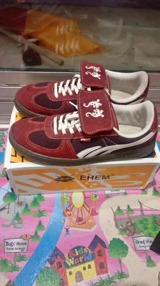 Sepatu ehem ultras sur maroon size 42