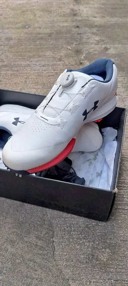 Sepatu under armor