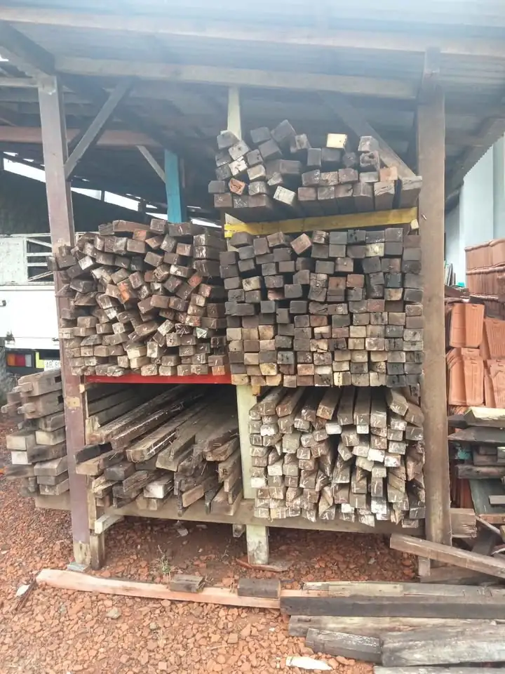 Usuk dan balok kayu bekas