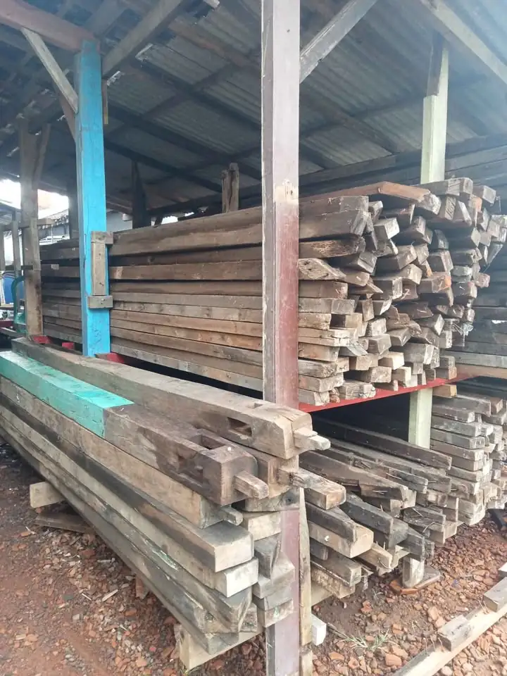 Usuk dan balok kayu bekas