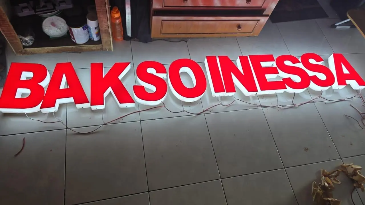 Huruf timbul akrilik lampu