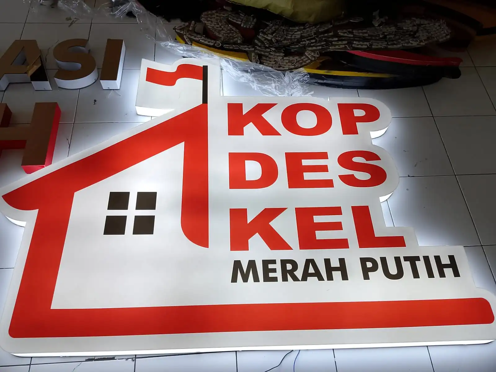 Huruf timbul akrilik lampu