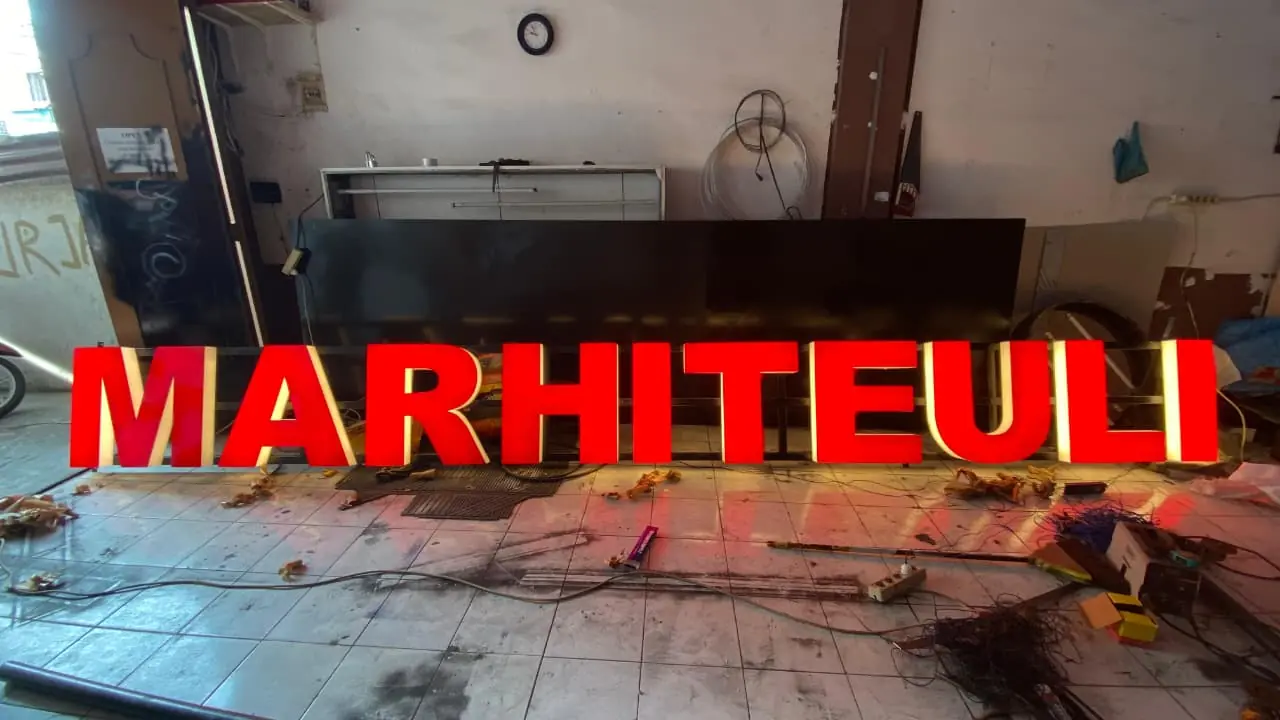 Huruf timbul akrilik lampu + rangka besi