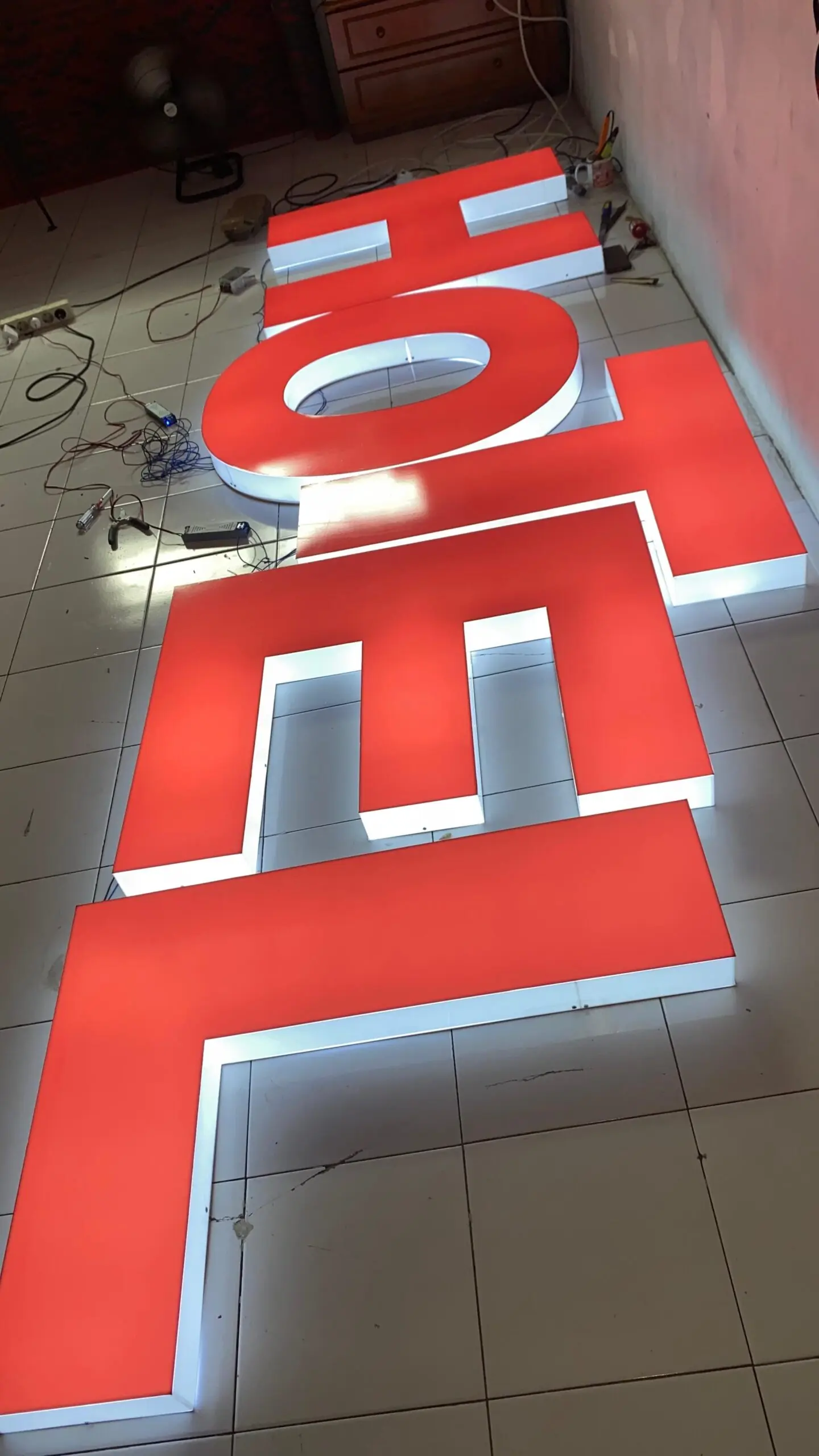 Huruf timbul akrilik lampu
