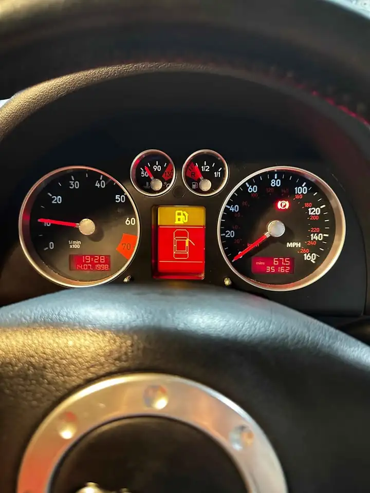 Kilometernya 35.000 km Transmisi manual Warna eksterior: Silver · Warn