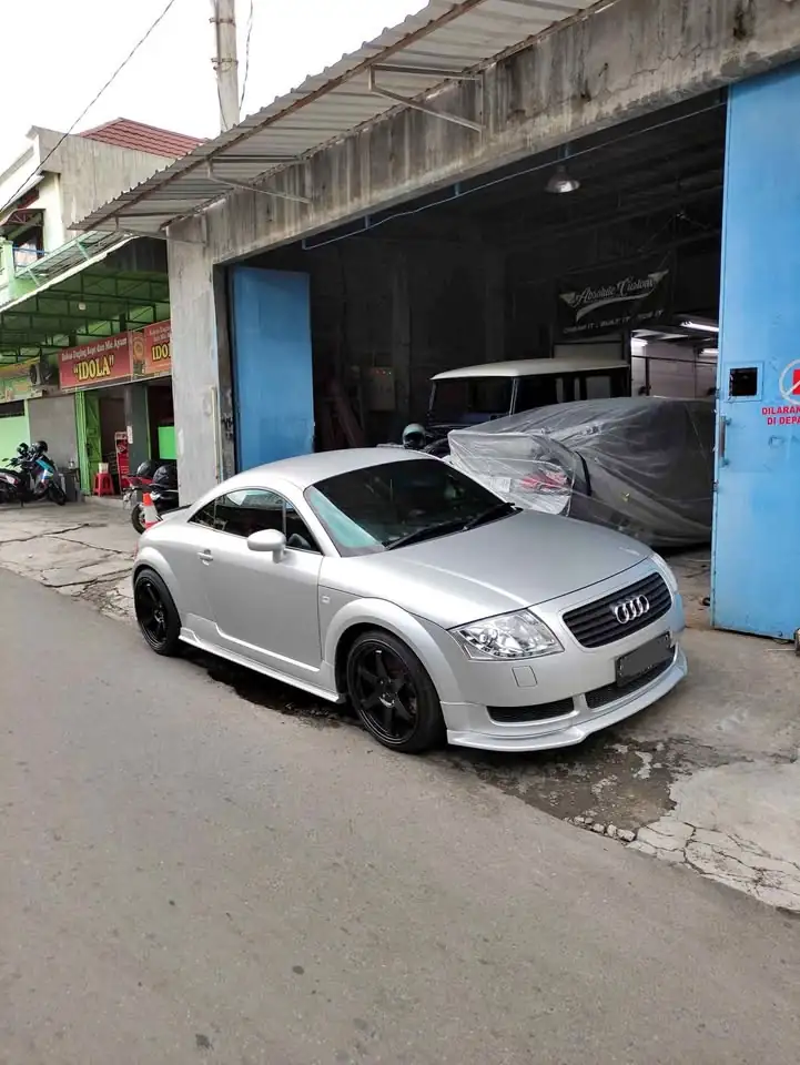 Kilometernya 35.000 km Transmisi manual Warna eksterior: Silver · Warn