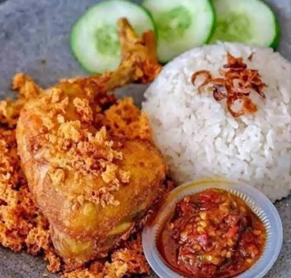 Nasi ayam kremes, nasi samin, nasi goreng, kwetiau, dan mie goreng