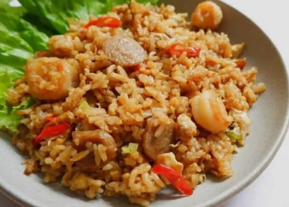 Nasi ayam kremes, nasi samin, nasi goreng, kwetiau, dan mie goreng