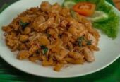 Nasi ayam kremes, nasi samin, nasi goreng, kwetiau, dan mie goreng