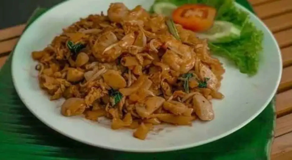 Nasi ayam kremes, nasi samin, nasi goreng, kwetiau, dan mie goreng
