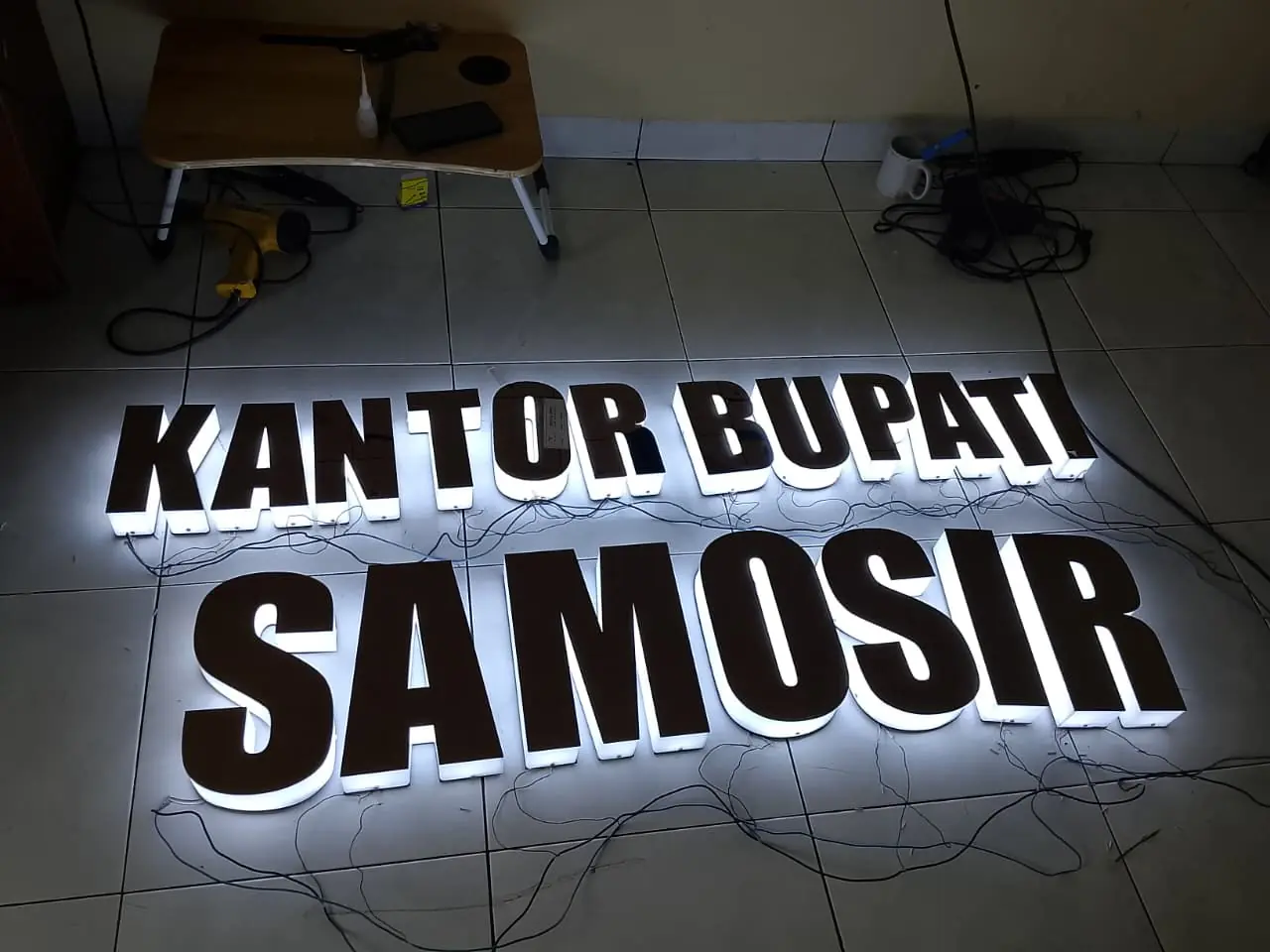 Huruf timbul akrilik lampu