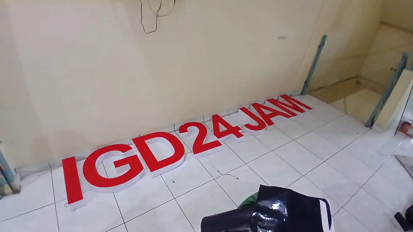 Huruf timbul akrilik non lampu ( Tinggi 30 cm )