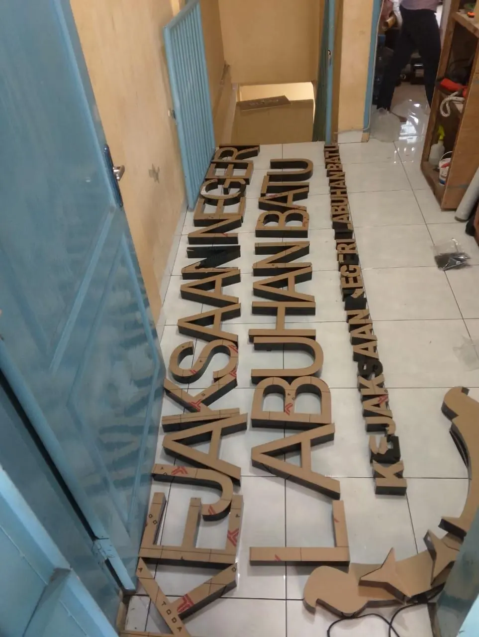 Huruf timbul akrilik non lampu