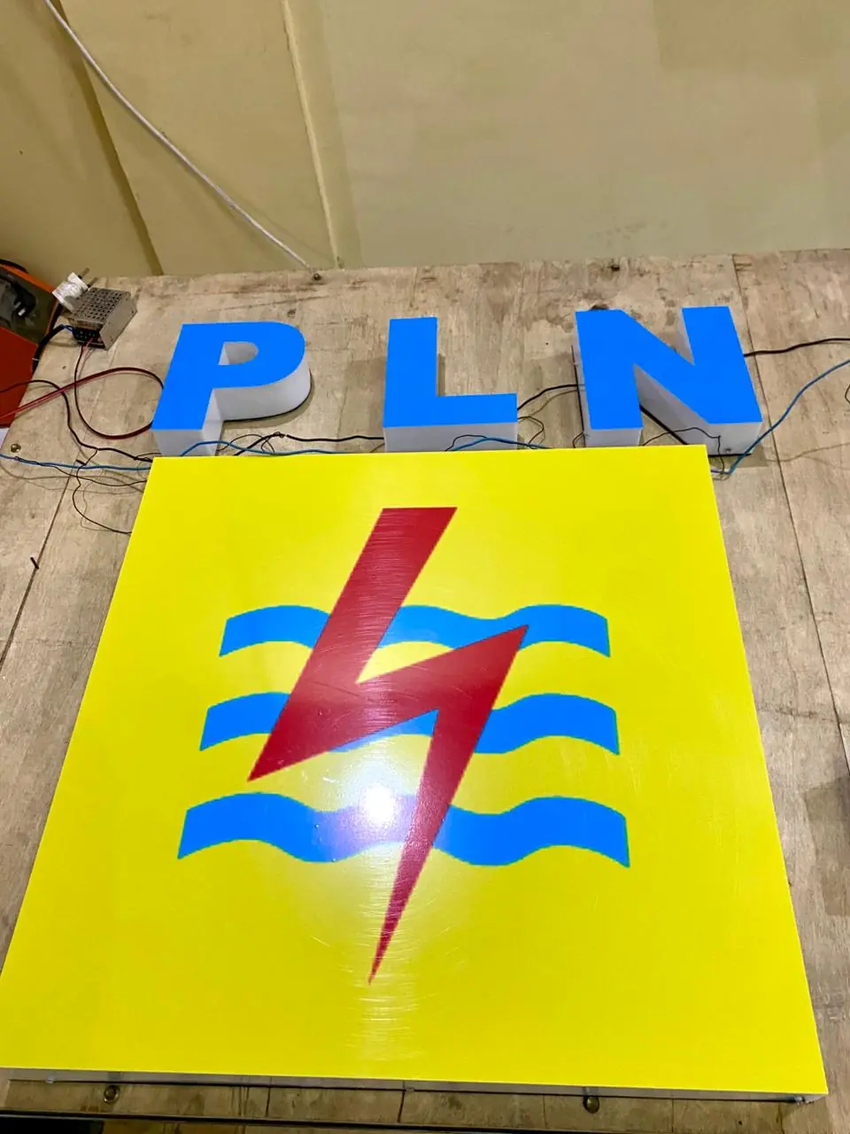Huruf timbul akrilik lampu