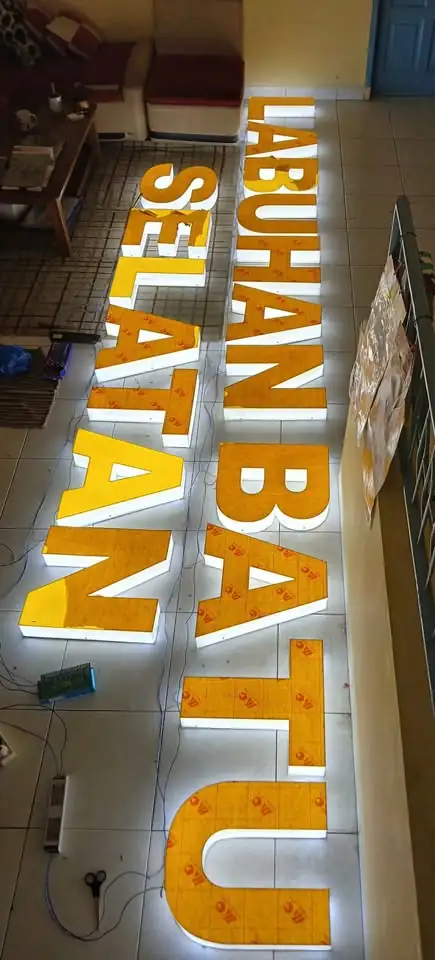 Huruf timbul akrilik lampu