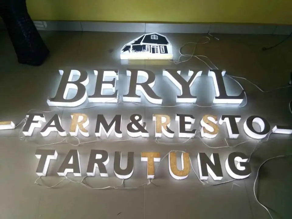 Huruf timbul akrilik lampu